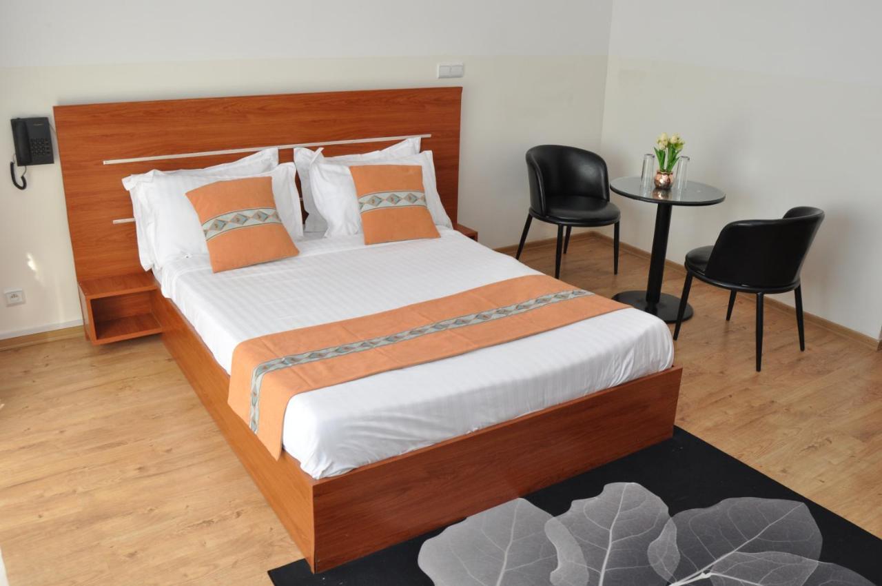 Hotel Sky Blue Mada Alasora エクステリア 写真