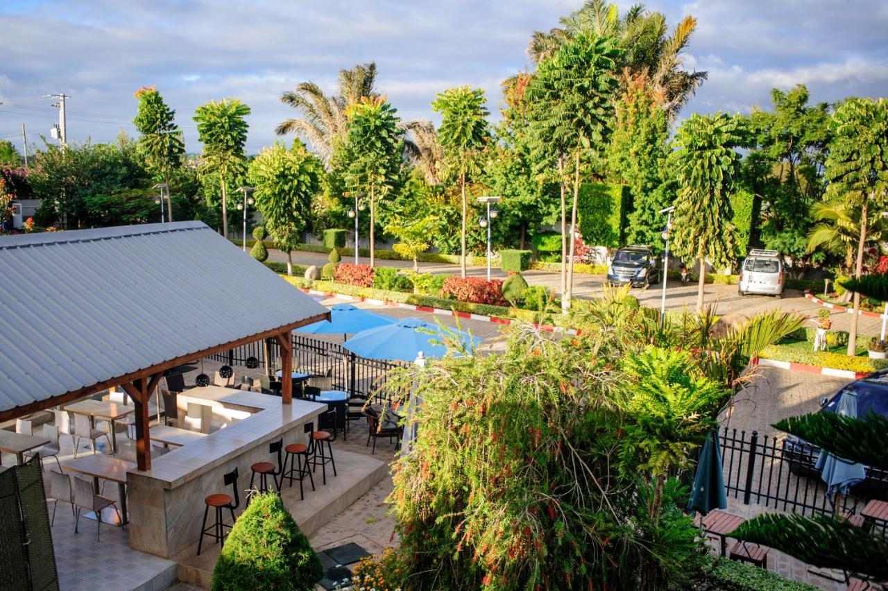 Hotel Sky Blue Mada Alasora エクステリア 写真